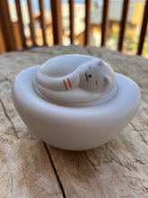 Charger l&#39;image dans la galerie, urne chat blanche 
