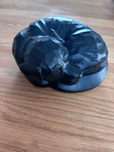 Charger l'image dans la galerie, urne pour chien noire en résine
