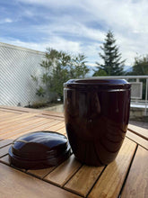 Charger l&#39;image dans la galerie, urne cineraire bordeau ouverte avec vue montagne
