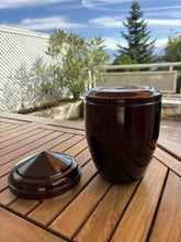 Charger l&#39;image dans la galerie, urne cineraire bordeaux mandalay avec couvercle
