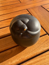 Charger l'image dans la galerie, urne cineraire pour chien noire
