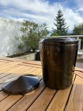 Charger l&#39;image dans la galerie, urne cineraire ferrer marron ouverte
