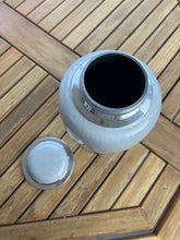 Charger l&#39;image dans la galerie, urne cineraire grise infini ouverte
