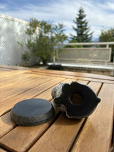 Charger l&#39;image dans la galerie, urne cineraire hamster vue du dessous
