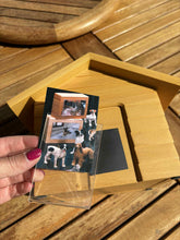 Charger l&#39;image dans la galerie, Urne cinéraire maison en bois avec emplacement photo
