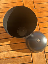 Charger l'image dans la galerie, urne cineraire noire en metal
