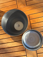 Charger l'image dans la galerie, urne cineraire en metal ouverte
