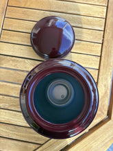 Charger l&#39;image dans la galerie, urne cineraire samia bordeau ouverte vue du dessus
