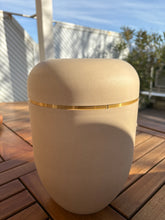 Charger l'image dans la galerie, urne composite beige
