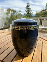 Charger l&#39;image dans la galerie, urne feuilles de houx
