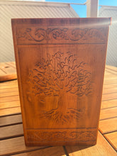 Charger l'image dans la galerie, urne funeraire arbre de vie en bois 
