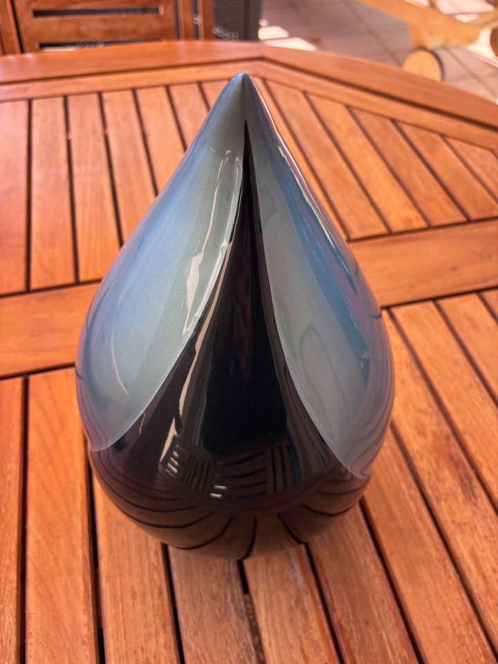 Urne funéraire Aria en forme de goutte, vue de face, finition brillante bleue et bleu marine
