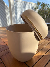 Charger l'image dans la galerie, urne funeraire beige
