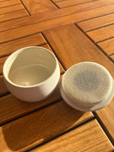 Charger l'image dans la galerie, urne funeraire blanche pour animaux
