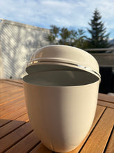 Charger l'image dans la galerie, urne funeraire blanche
