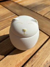 Charger l&#39;image dans la galerie, urne funeraire chat ceramique blanche

