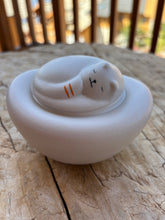 Charger l&#39;image dans la galerie, urne funeraire pour chat ceramique blanche
