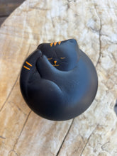 Charger l&#39;image dans la galerie, urne funeraire pour chat en céramique
