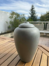 Charger l&#39;image dans la galerie, urne funeraire classic gris biodegradable vue montagne
