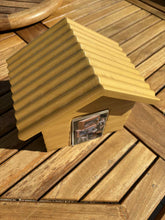 Charger l&#39;image dans la galerie, Urne funéraire maison en bois au design sobre et naturel

