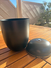 Charger l'image dans la galerie, urne funeraire noire en métal
