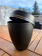Charger l'image dans la galerie, urne funeraire oeillet noire
