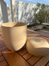 Charger l'image dans la galerie, urne pour homme ou femme beige
