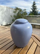 Charger l&#39;image dans la galerie, urne pour humain bleu clair
