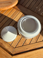 Charger l&#39;image dans la galerie, urne mandalay blanche vue du dessus
