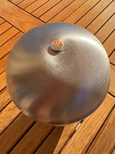 Charger l'image dans la galerie, urne en metal Canada argentée
