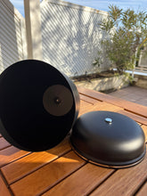 Charger l'image dans la galerie, urne noire en metal
