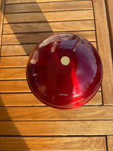 Charger l'image dans la galerie, urne en métal rouge vue du dessus
